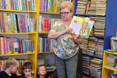 Przedszkolaki w bibliotece w Sieroszewicach