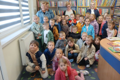 Przedszkolaki z Psar w bibliotece