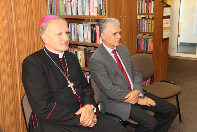 Biskup Łukasz Buzun czytał dzieciom [film]