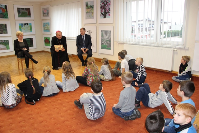 Biskup Łukasz Buzun czytał dzieciom [film]