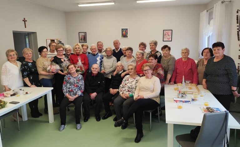 Świąteczne czytanie u seniorów