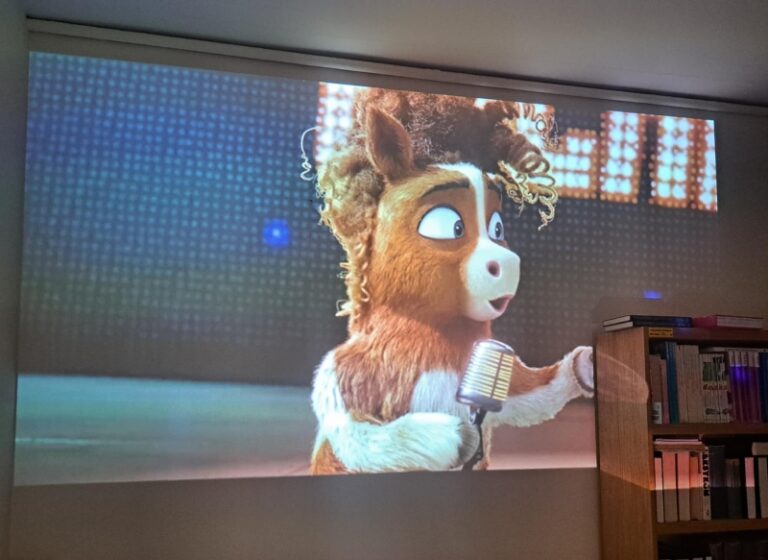 Jednorożec Thelma w bibliotece