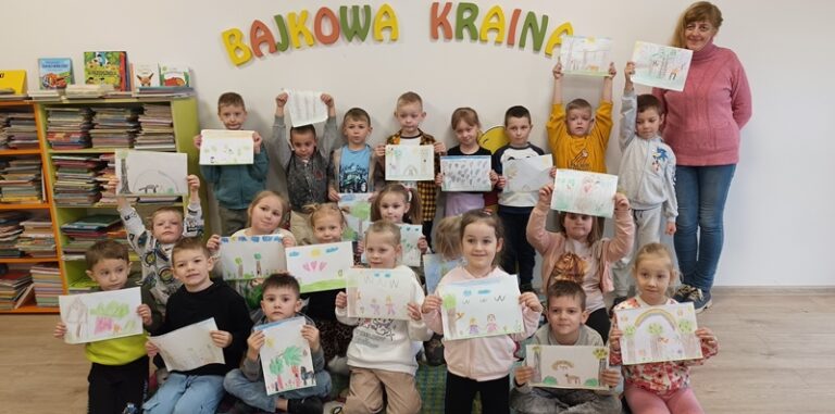 WYPRAWA DO LASU Z KSIĄŻKĄ I KREDKAMI