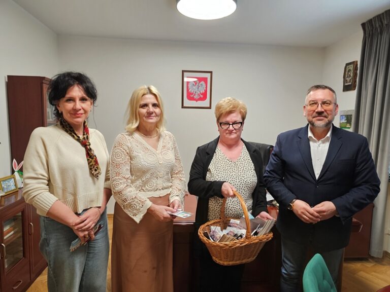 Z książką do Urzędu Gminy