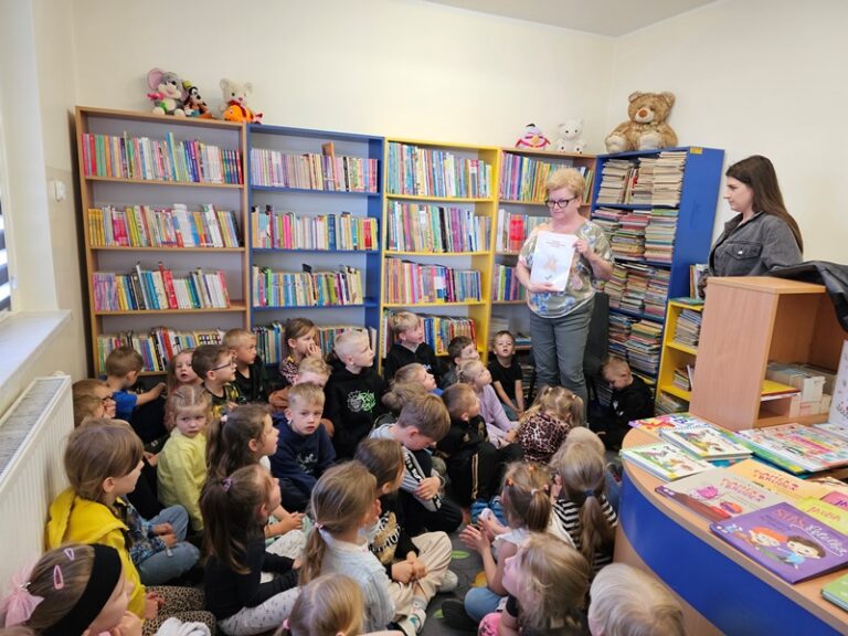 Przedszkolaki w bibliotece
